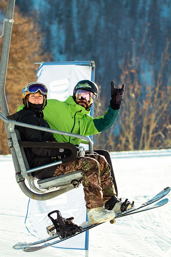 Sciatori sulla seggiovia